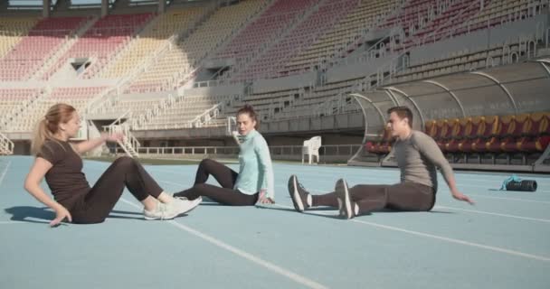 Trois Personnes Étirent Réchauffent Pour Faire Exercice Stade Matin — Video