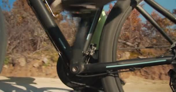 Ανώτερος Άντρας Καβαλάει Ποδήλατό Του Στον Ανοιχτό Δρόμο — Αρχείο Βίντεο