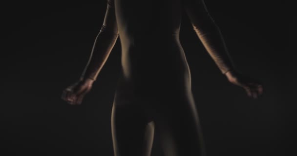 Танцівниця Чоловік Рухається Аномально Повільному Русі Крупним Планом — стокове відео