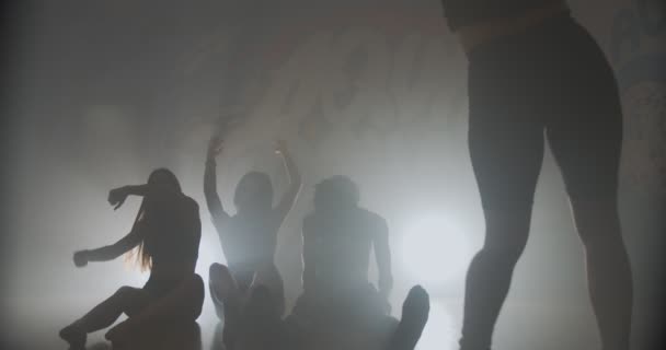 Zbliżenie Widok Dziewczyny Pokazującej Swoje Ruchy Taneczne Przed Grupą — Wideo stockowe