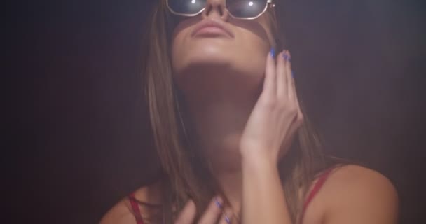 Cooles Mädchen Das Verführerisch Roter Dessous Auf Schwarzem Hintergrund Tanzt — Stockvideo