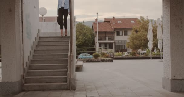 Три Багаторасові Бізнесмени Спускаються Сходами Межами Міста — стокове відео