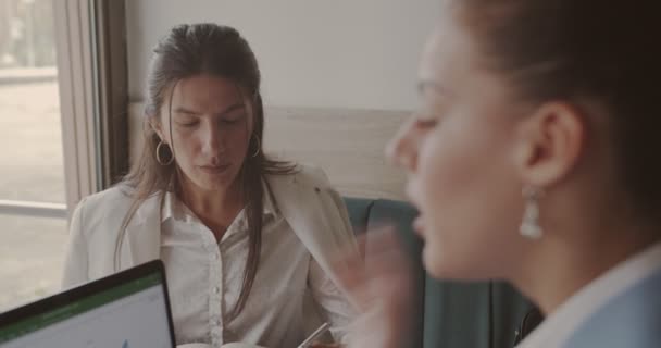 Tres Colegas Internacionales Trabajando Juntos Plan Negocios Cafetería Hablando Sonriendo — Vídeos de Stock