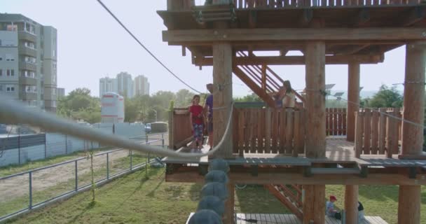 Crianças Atravessando Obstáculos Parque Adrenalina — Vídeo de Stock