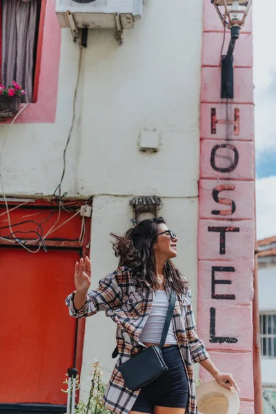 Young Happy Female Tourist Just Arrived Front Hostel She Happy — Stock Photo, Image