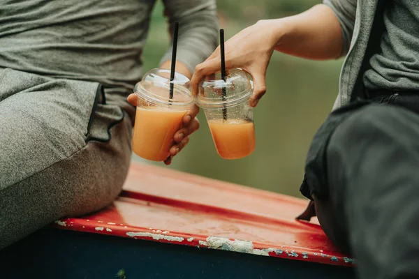 Ура Двумя Чашками Апельсинового Сока Парке — стоковое фото