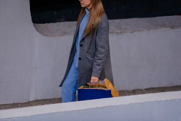 Girl Walking Shopping Bags Her Hands She Wearing Blue Gray — Stock Photo, Image