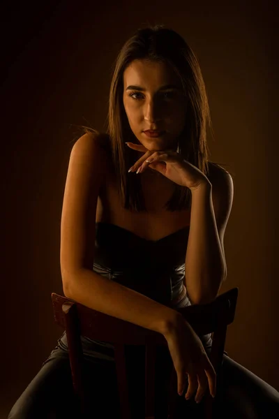 Gorgeous Girl Sitting Chair She Wearing Black Leather Clothes Slight — Stock Photo, Image
