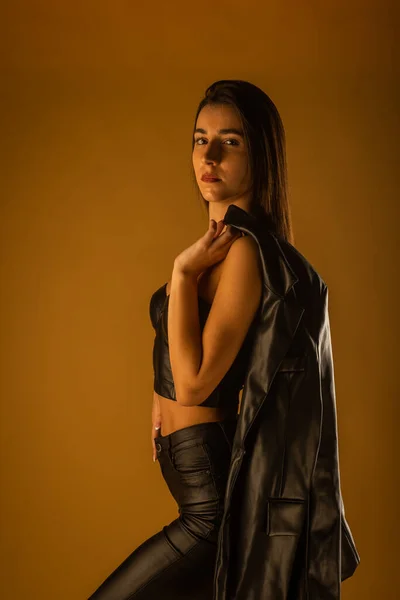 Impresionante Chica Morena Posando Estudio Lleva Top Cuero Negro Pantalones — Foto de Stock