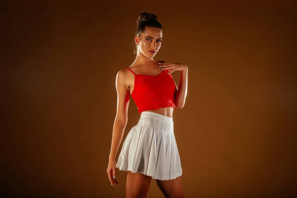 Belo Modelo Moda Branco Roupa Vermelha Posando Com Mão Esquerda — Fotografia de Stock