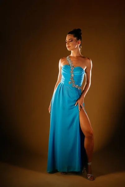 Wspaniała Dziewczyna Niebieskiej Sukience Szare Szpilki Robi Sesję Zdjęciową Mody — Zdjęcie stockowe