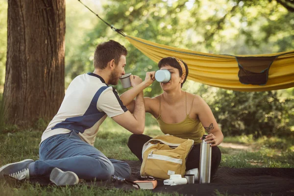 Central Park Piknik Yaparken Kahve Içen Güzel Bir Çift — Stok fotoğraf