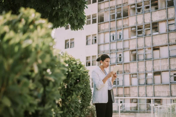 Hermosa Mujer Negocios Mirando Tableta Mientras Está Pie Parque — Foto de Stock