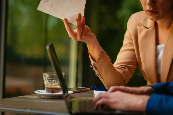 Деловая Женщина Упорно Работает Интернете Своим Партнером Бизнесменом Кафе Прохладный — стоковое фото