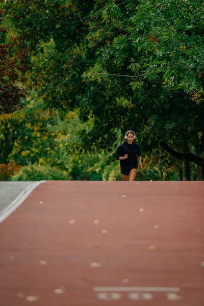 Mujer Corriendo Una Pista Deportiva Naturaleza — Foto de Stock