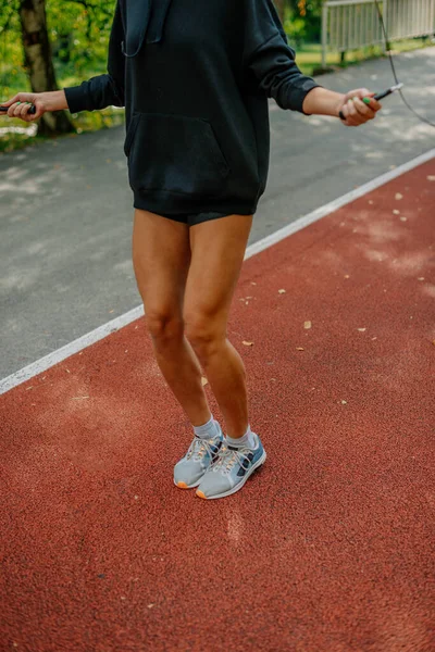 Una Atleta Musculosa Está Saltando Cuerda Parque Una Pista Deportes — Foto de Stock
