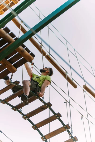 Hombre Guapo Balanceándose Escalera Parque Aventuras —  Fotos de Stock