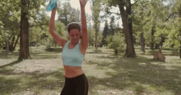 Chica Preparándose Para Correr Bailar Con Música Auriculares Escena Cerca — Vídeo de stock