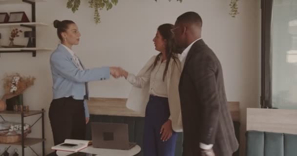 Drei Geschäftsleute Händedruck Und Verabschiedung Zum Abschluss Des Treffens — Stockvideo
