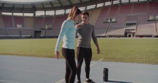 年轻夫妇在体育馆锻炼前热身 — 图库视频影像