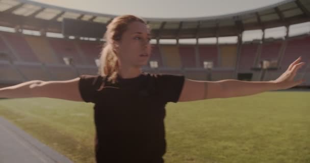 Een Vrouw Die Ochtends Opwarmt Het Stadion Voor Training — Stockvideo