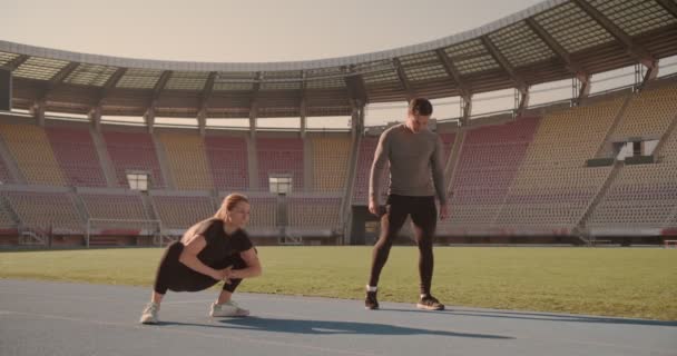Två Ungdomar Värmer Upp Och Sträcker Musklerna Innan Springer Arenan — Stockvideo