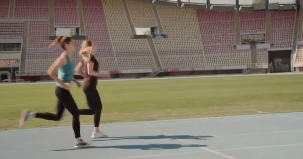 两个女人在跑道上赛跑 — 图库视频影像
