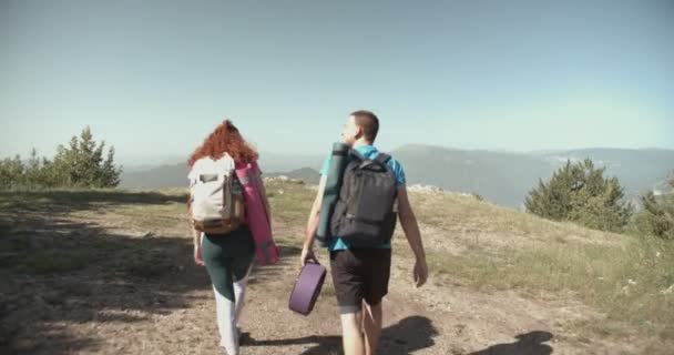 Cuplu Care Ajunge Vârful Muntelui Pentru Exercițiu Yoga Dealuri Înalte — Videoclip de stoc