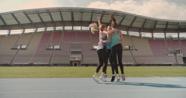 Троє Молодих Людей Святкують Спортивну Перемогу Стадіоні — стокове відео