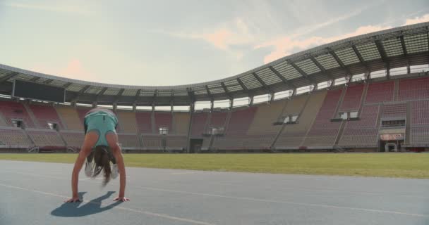 Sportief Meisje Doet Sprongen Push Ups Een Sportbaan Het Stadion — Stockvideo
