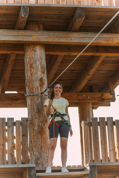 Menina Bonito Preparando Mentalmente Para Ziplina Frente Dela Parque Aventuras — Fotografia de Stock