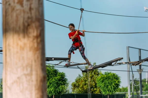Young Child Struggling Courses Adventure Park — Stock Photo, Image