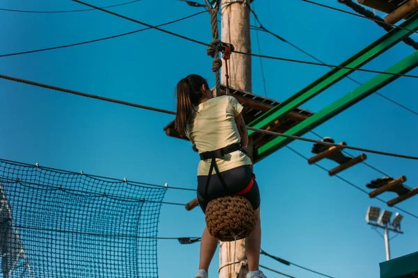 Junge Frau Sitzt Auf Einem Seilsack Und Geht Die Seilrutsche — Stockfoto