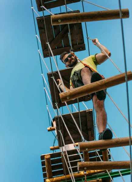 Sportlicher Mann Geht Durch Die Planken Hoch Oben Erlebnispark — Stockfoto