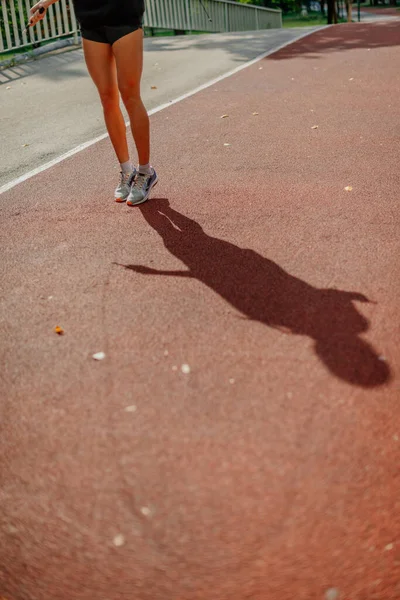 Chica Forma Saltando Cuerda Sombra Una Pista Deportes Roja — Foto de Stock