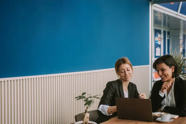 Beautful Women Working While Smiling Office — Stock Photo, Image