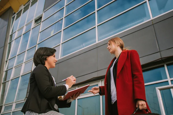 Närbild Två Affärskvinnor Pratar Medan Dem Skriver Anteckningar — Stockfoto