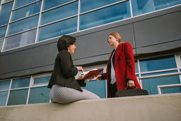 Dos Hermosas Mujeres Negocios Teniendo Una Conversación Cerca Del Edificio — Foto de Stock
