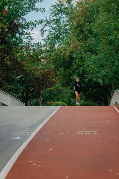 Zbliża Się Maraton Biegaczy Dziewczyna Trenuje Kardiochirurgię Żeby Była Gotowa — Zdjęcie stockowe