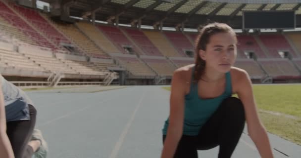 Tři Mladí Lidé Připravují Závod Závodní Dráze Stadionu — Stock video