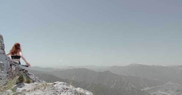 Samotna Kobieta Ćwiczy Jogę Szczycie Góry — Wideo stockowe