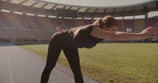 Bir Kadın Sabah Antrenmandan Önce Stadyumda Isınıyor — Stok video
