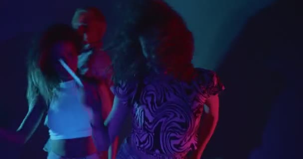 Bir Grup Arkadaş Müzik Eşliğinde Eğleniyor Dans Ediyorlar — Stok video