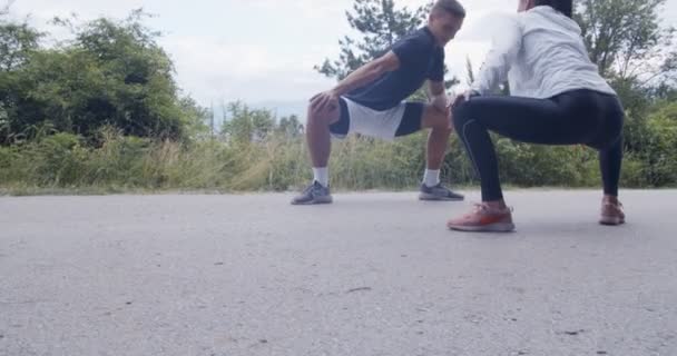 两个朋友在跑前热身 — 图库视频影像