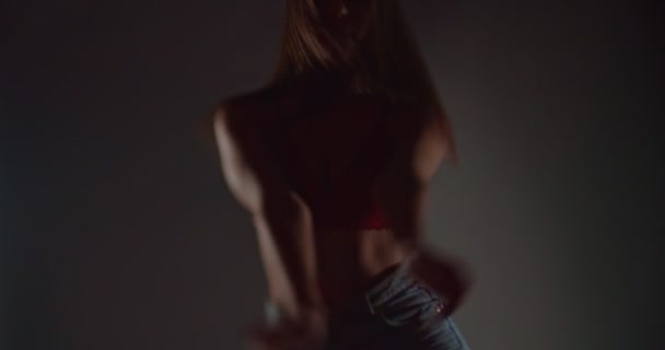 Cool Meisje Beha Jeans Bewegend Verleidelijk Slow Motion Ondiepe Scherptediepte — Stockvideo
