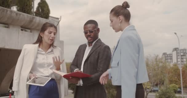 Drie Multiraciale Mensen Hebben Een Vergadering Een Bewolkte Dag Buiten — Stockvideo