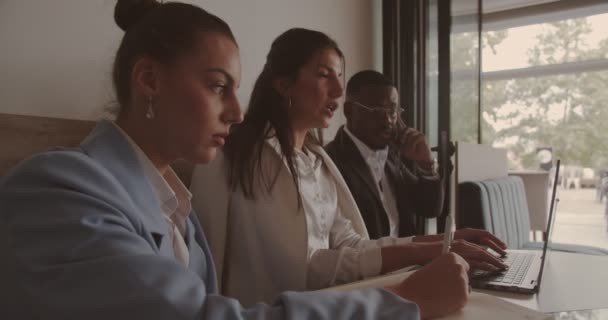 Tres Personas Multiétnicas Están Teniendo Una Reunión Negocios Cafetería Cámara — Vídeos de Stock