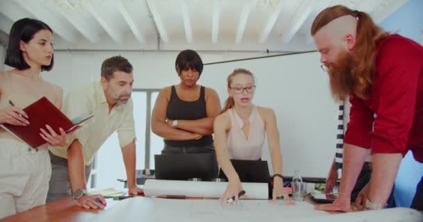 Gruppen Multiraciala Affärspartners Tittar Byggplanen Deras Nya Företag — Stockvideo