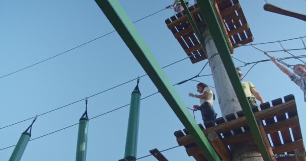 Pessoas Passando Por Obstáculos Parque Adrenalina Visão Baixo Ângulo Pôr — Vídeo de Stock