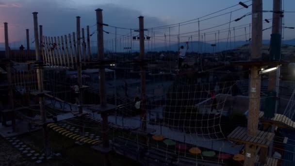 Obstakelkoers Het Adrenaline Park Hoge Hoek Uitzicht Vanaf Drone — Stockvideo